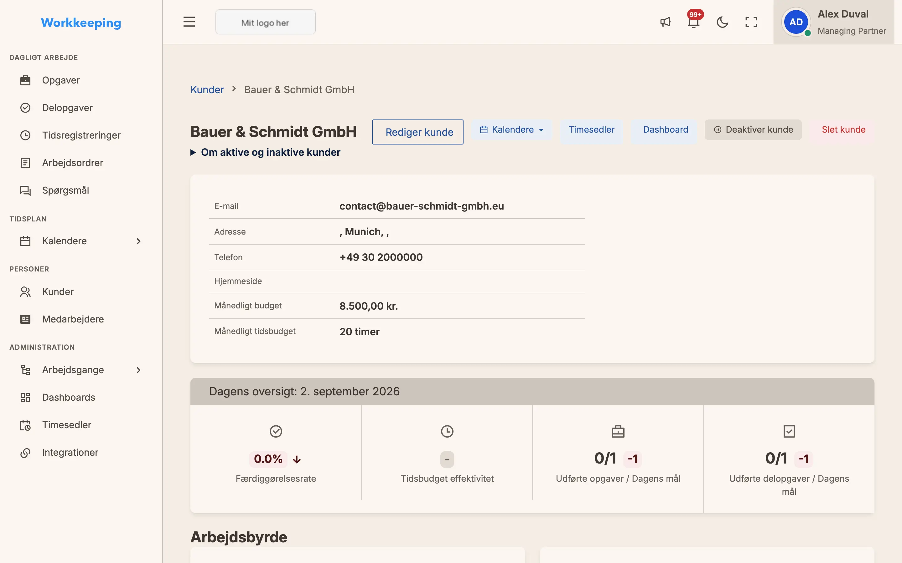 Klientdetaljeside med kontakter, job og aktivitetshistorik