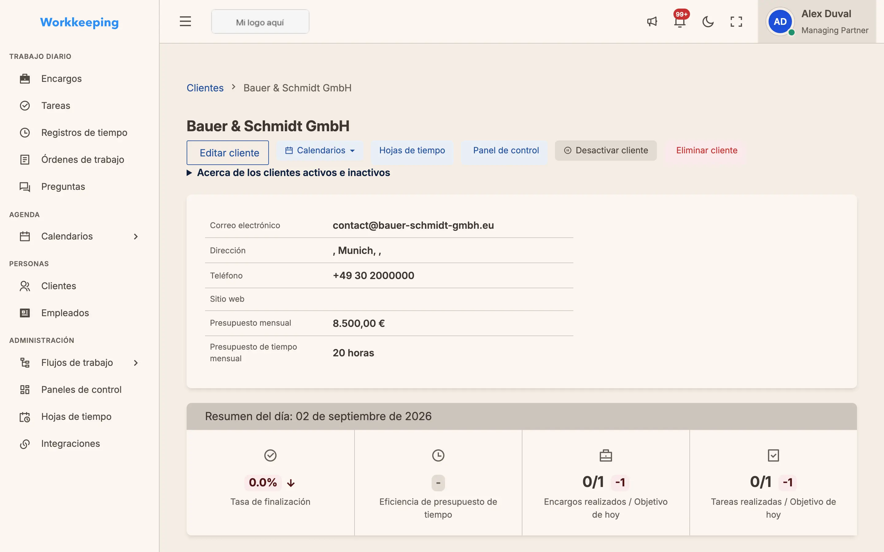 Página de detalle del cliente con contactos, trabajos e historial de actividad