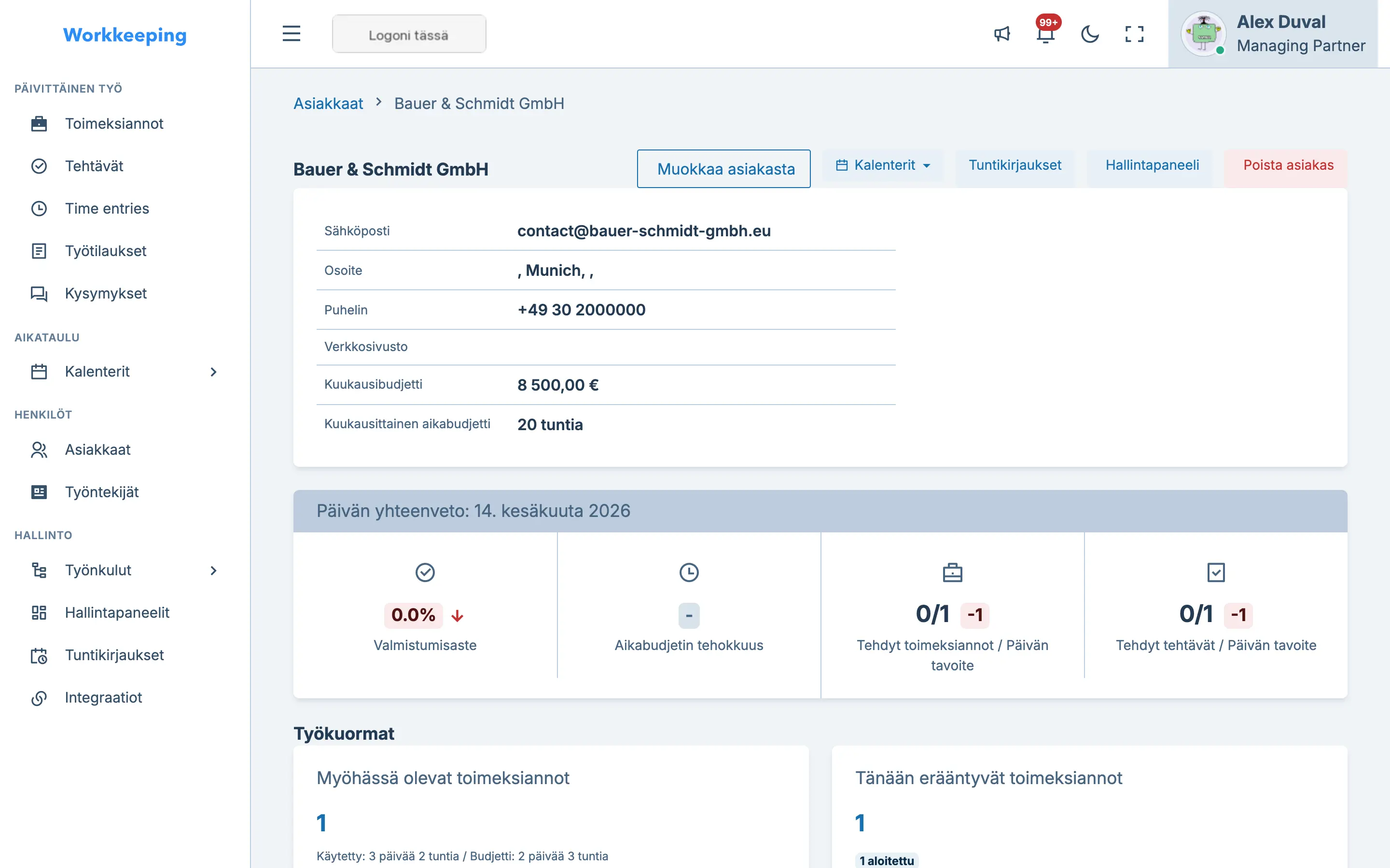 Asiakkaan tietosivu yhteyshenkilöineen, töineen ja toimintahistorioineen