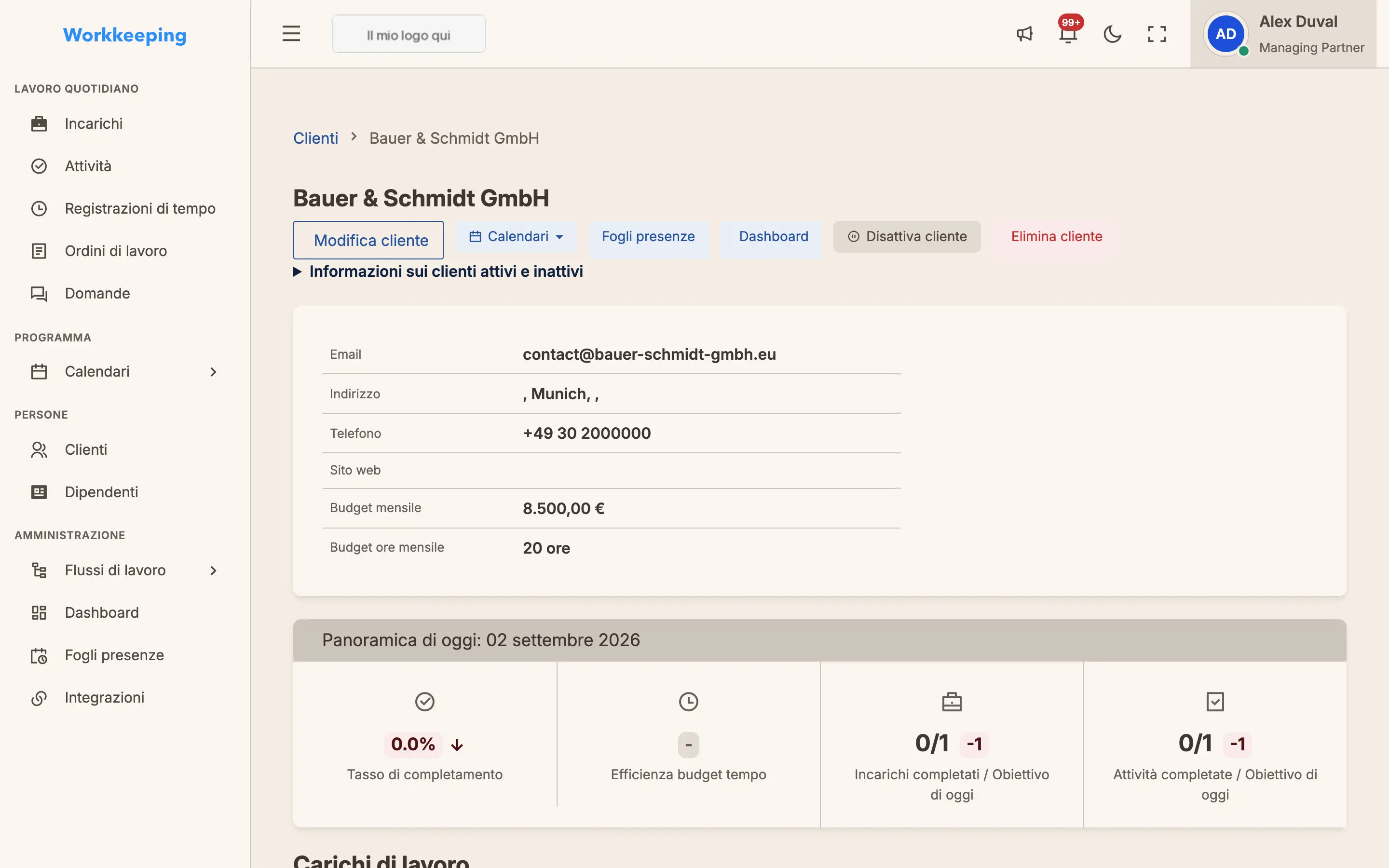 Pagina di dettaglio del cliente con contatti, lavori e cronologia delle attività