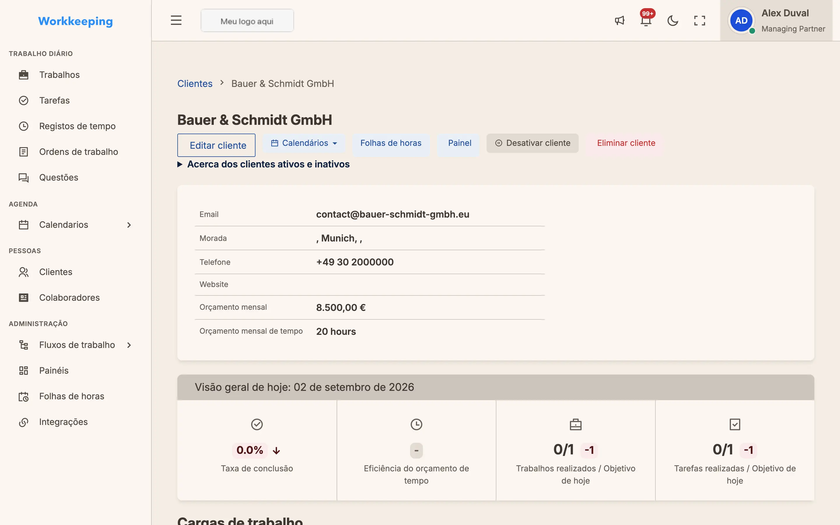 Página de detalhe do cliente com contactos, trabalhos e histórico de atividade