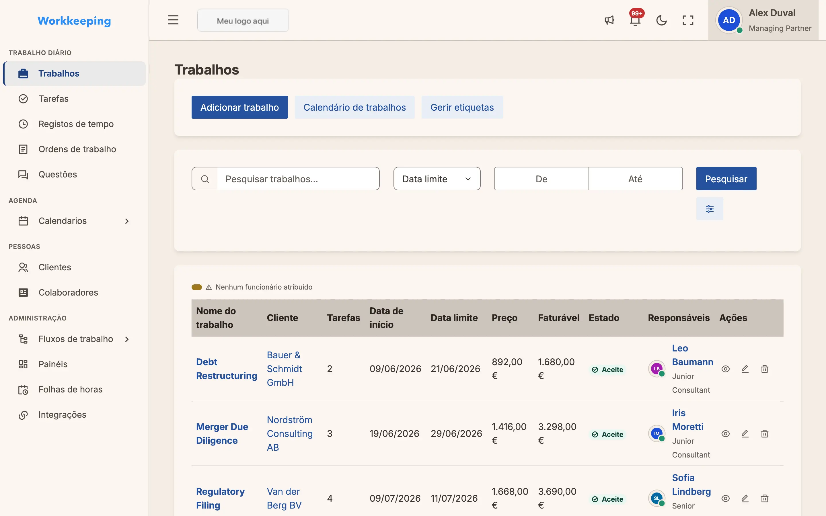 Lista de trabalhos com estados, clientes e indicadores de progresso