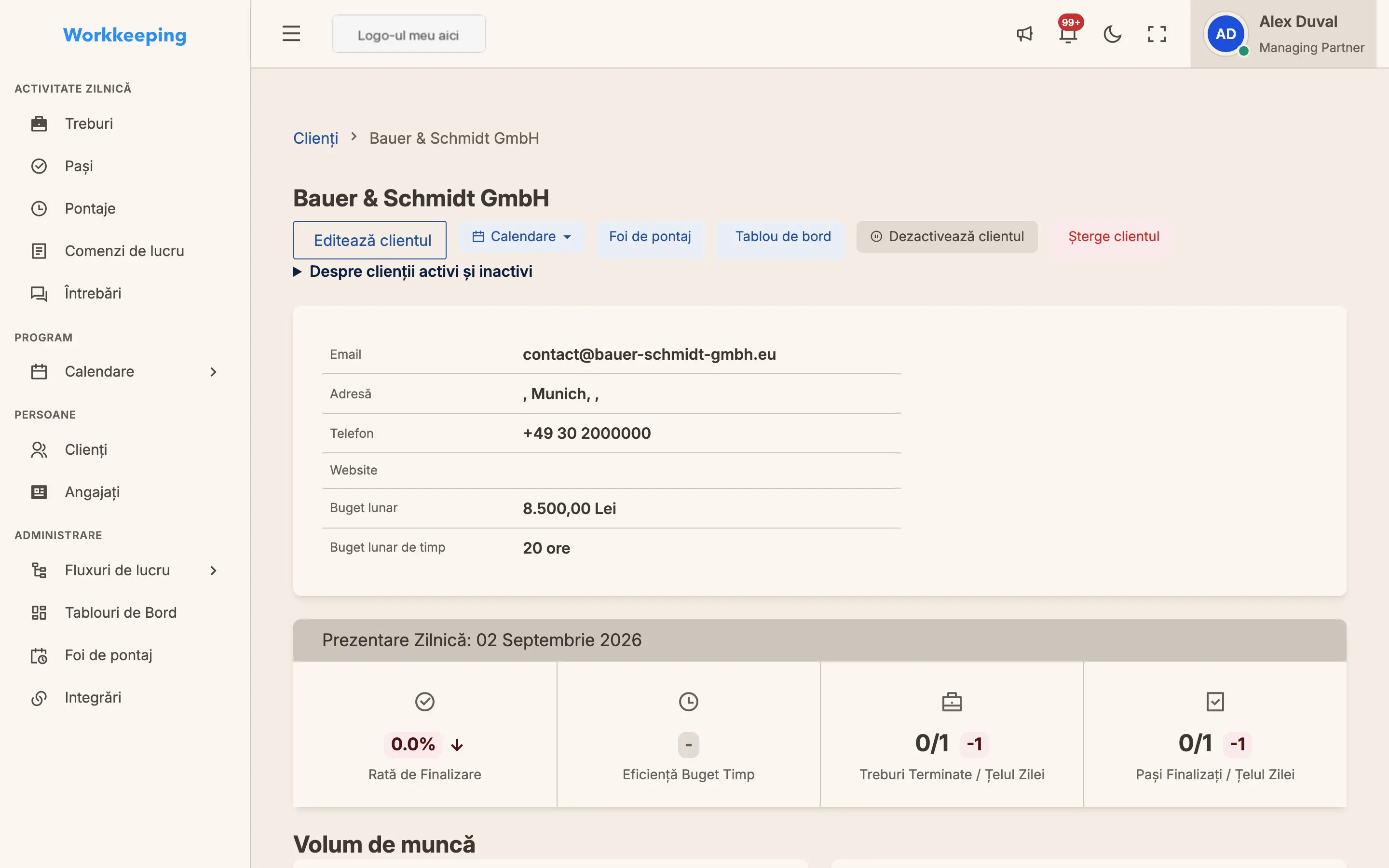 Pagina de detalii a clientului cu contacte, lucrări și istoricul activității